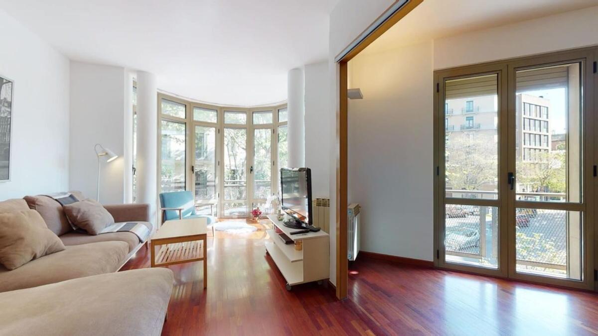 Modern And Bright Three-bedroom In Eixample * Barcelone