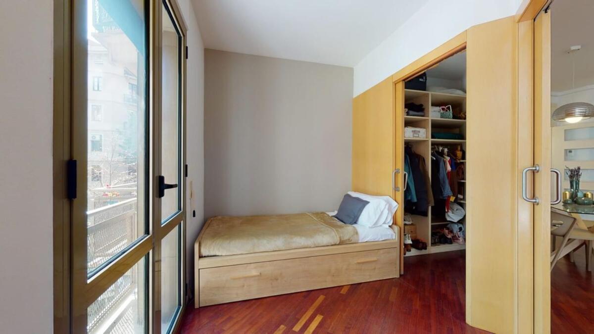 Modern And Bright Three-bedroom In Eixample Barcelone